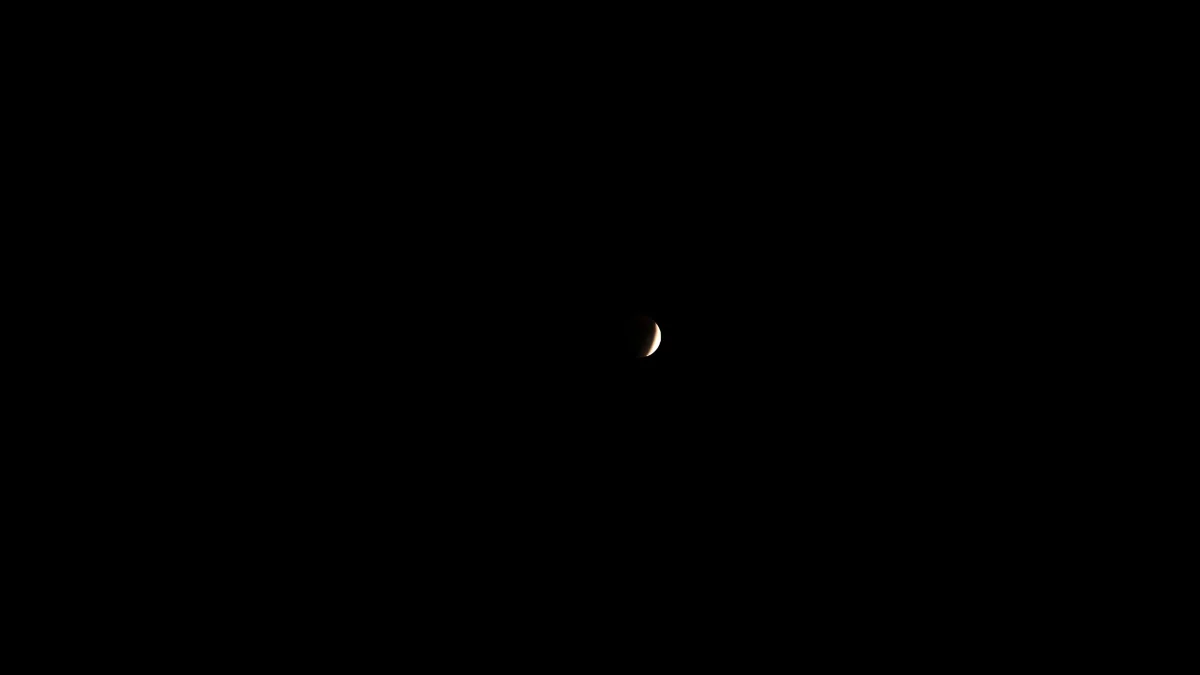 Real photograph of the Blood Moon taken without zoom, showing natural perspective