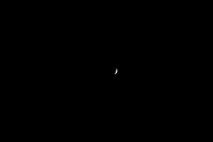 Real photograph of the Blood Moon taken without zoom, showing natural perspective