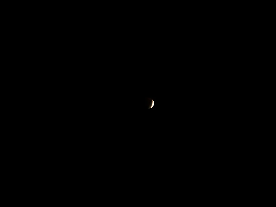 Real photograph of the Blood Moon taken without zoom, showing natural perspective