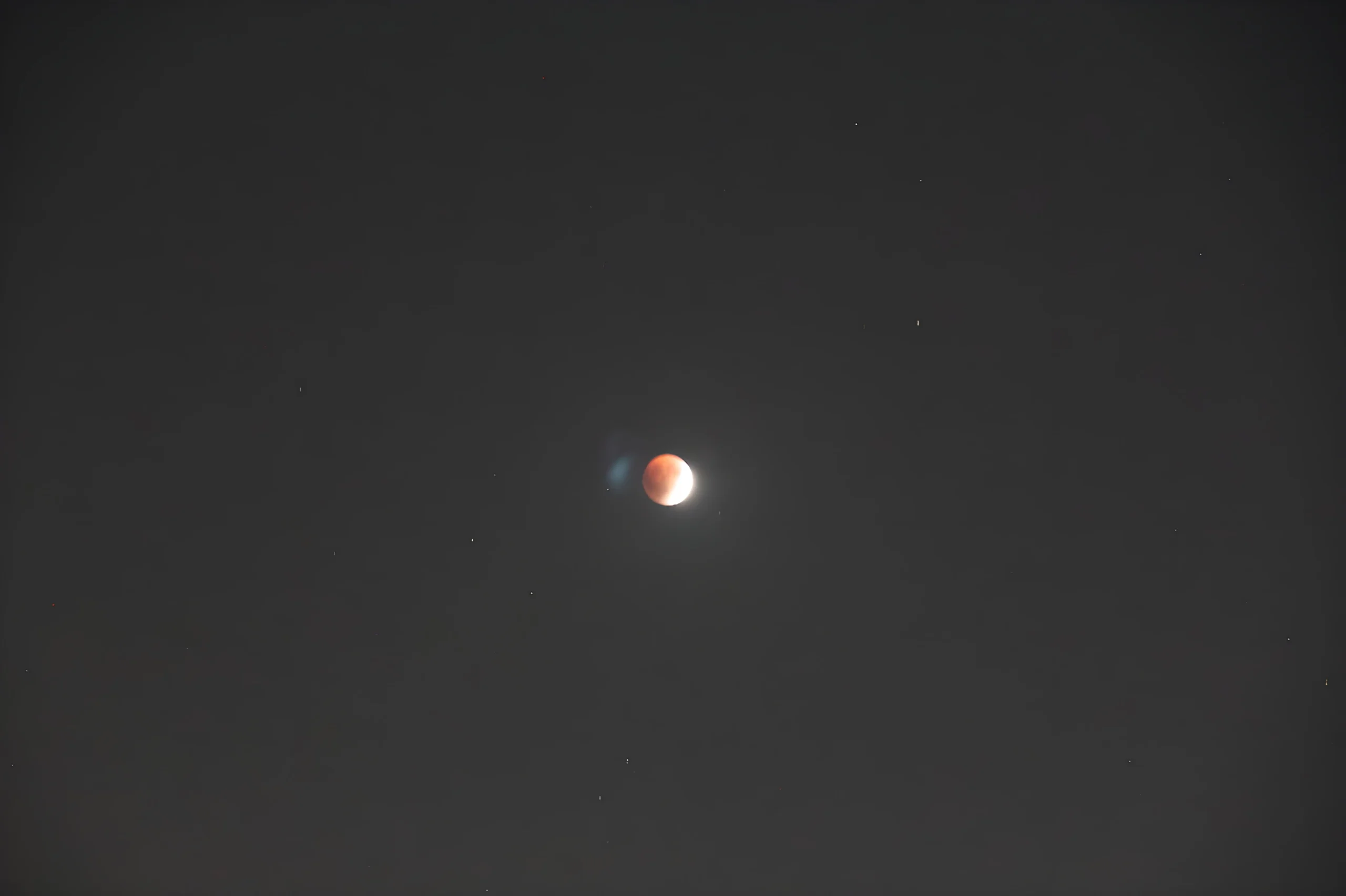 Blood Moon lunar eclipse photographed with Canon EOS Kiss X4 from urban rooftop