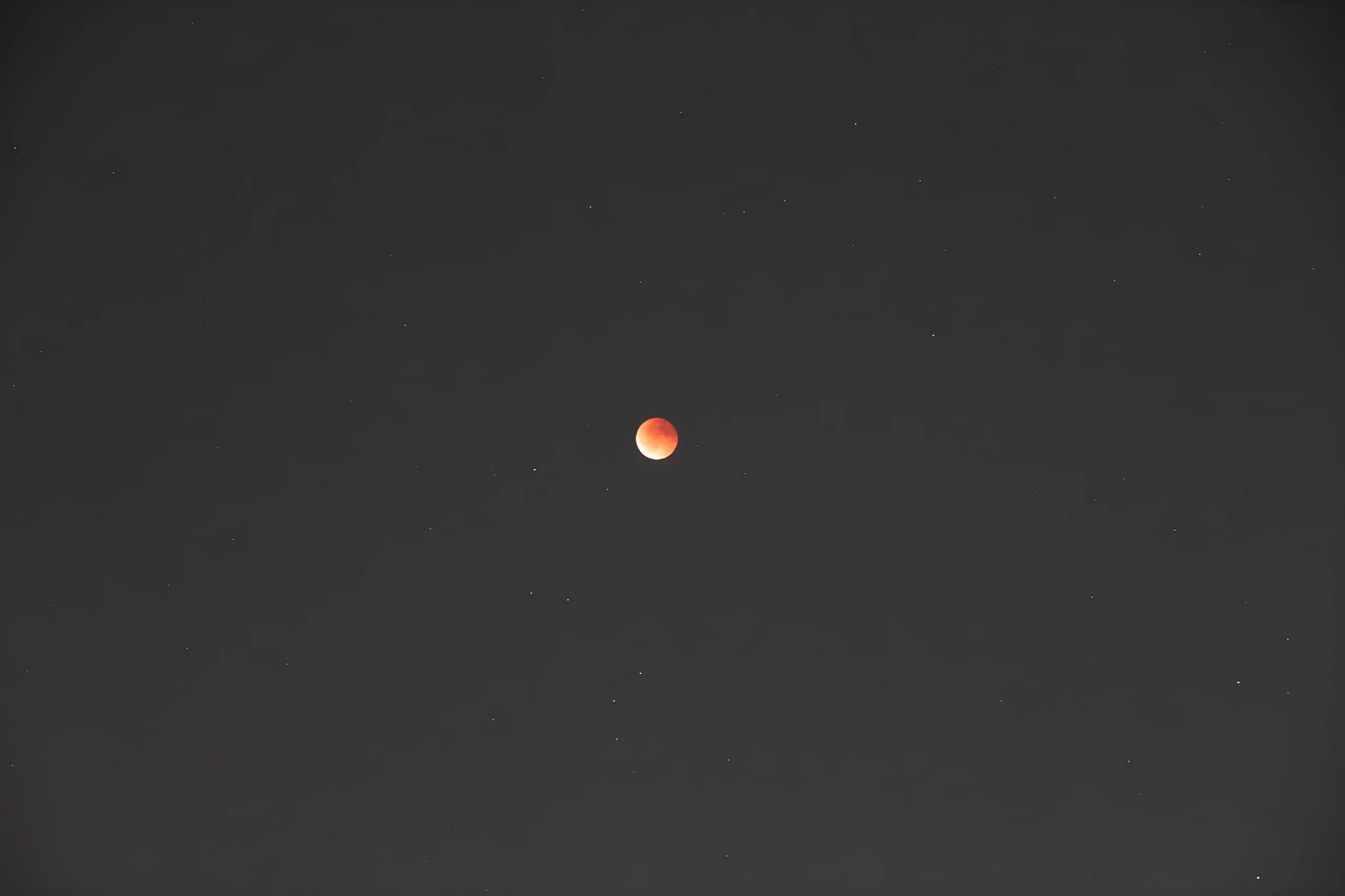 Canon EOS Kiss X4 rooftop photography of Blood Moon